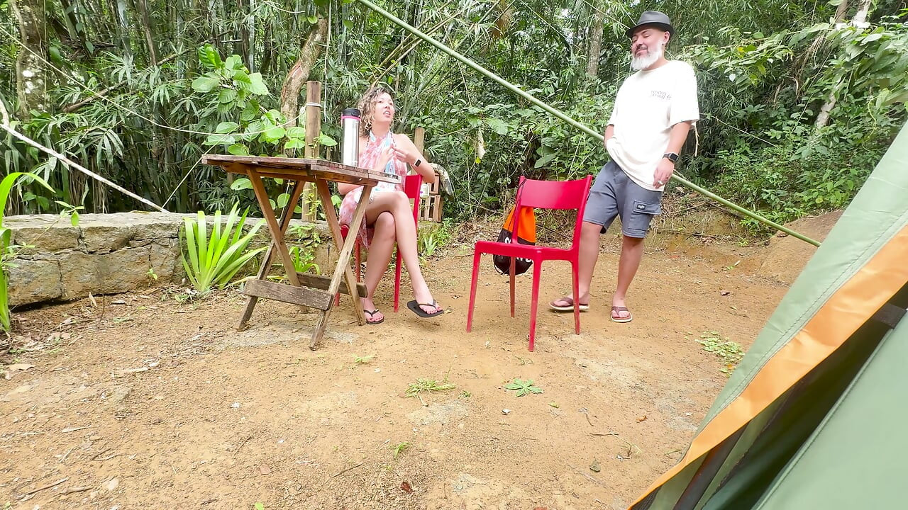 Boquete de uma desconhecida num parque de campismo público.
