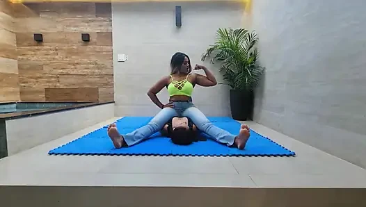 Veronica ve kölesi tarafından göbek ve göğüs oturuyor
