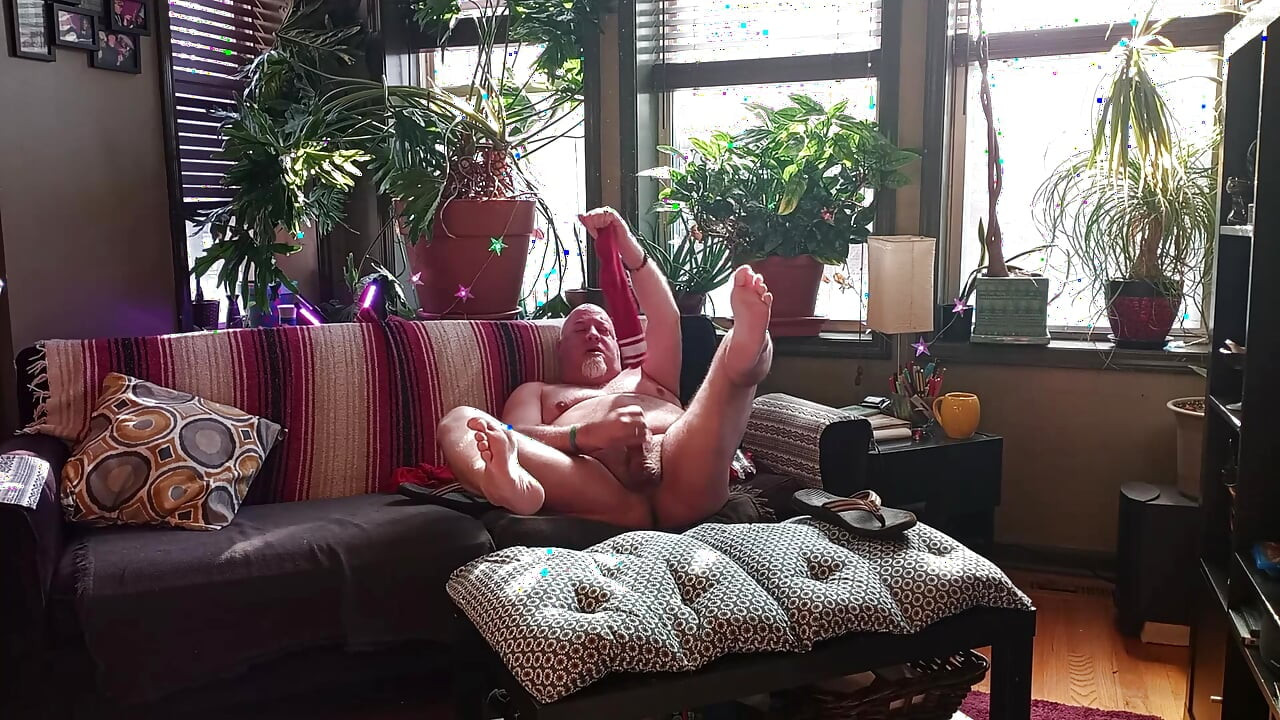Bear Jerks off in Flip Flops - Bonus Feature Included at the End