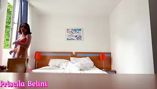 Wanita Direkam di Kamar Hotel