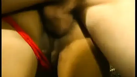 Zwei junge interracial freche schlampen teilen sich einen guten schwanz und heißes sperma