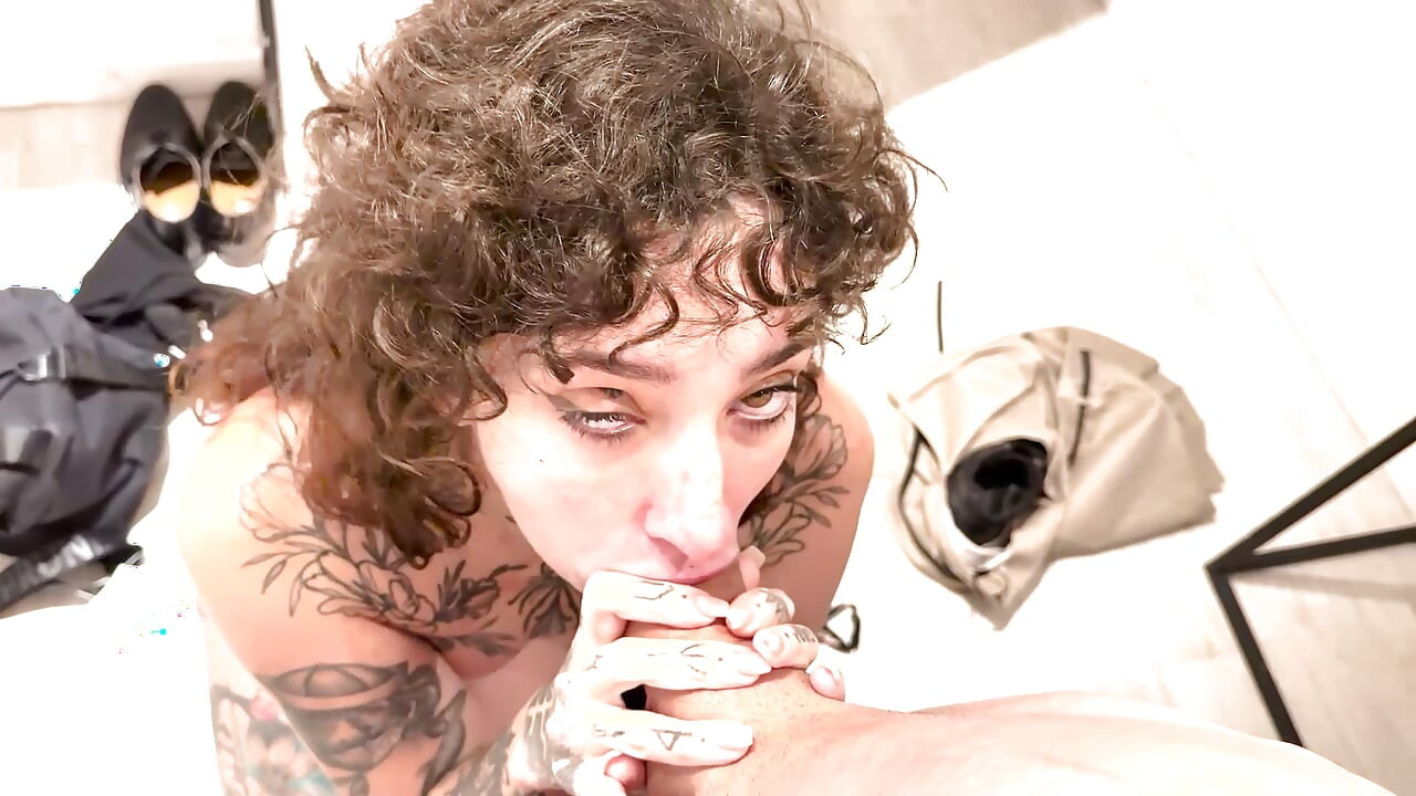 Chico español de polla grande folla nena tatuada muy duro
