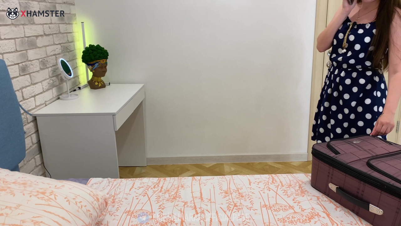 继母和继子在酒店房间共用一张床