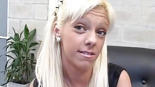 Rondborstige blonde amateur Paula geneukt door 3 hengsten in pornocasting
