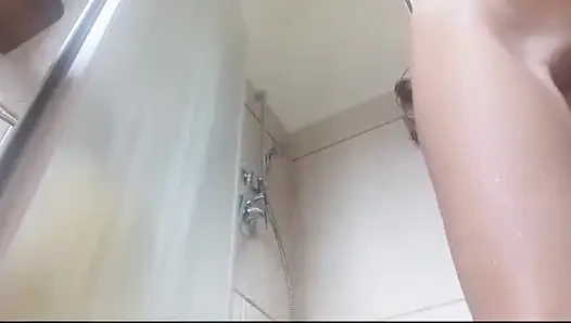 Setelah mandi air panas, payudaraku yang besar dan indah siap untuk dilumuri krim. Kamu pengen liat juga nggak?