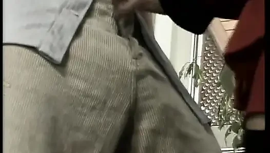 Sekretaris rambut pirang dengan stoking hitam ini dientot anal habis-habisan sampai matanya merem melek