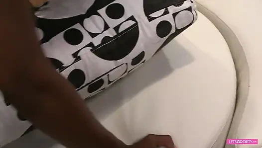 Чернокожая крошка с пирсинговленными сиськами и большой задницей скачет на хорошем белом члене