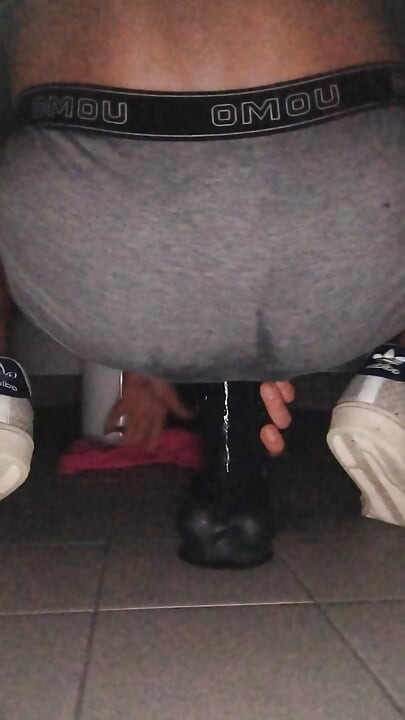 公共厕所被拆开，就在钻孔荣耀洞和等待之前