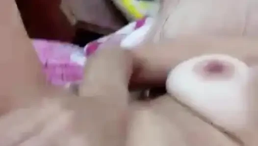 Venezuelalı güzel kendini parmaklıyor ve orgazm oluyor