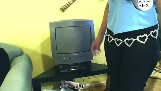 Memek becek cewek hot rambut cokelat ini lagi asik muasin memeknya pakai dildo sampai orgasme