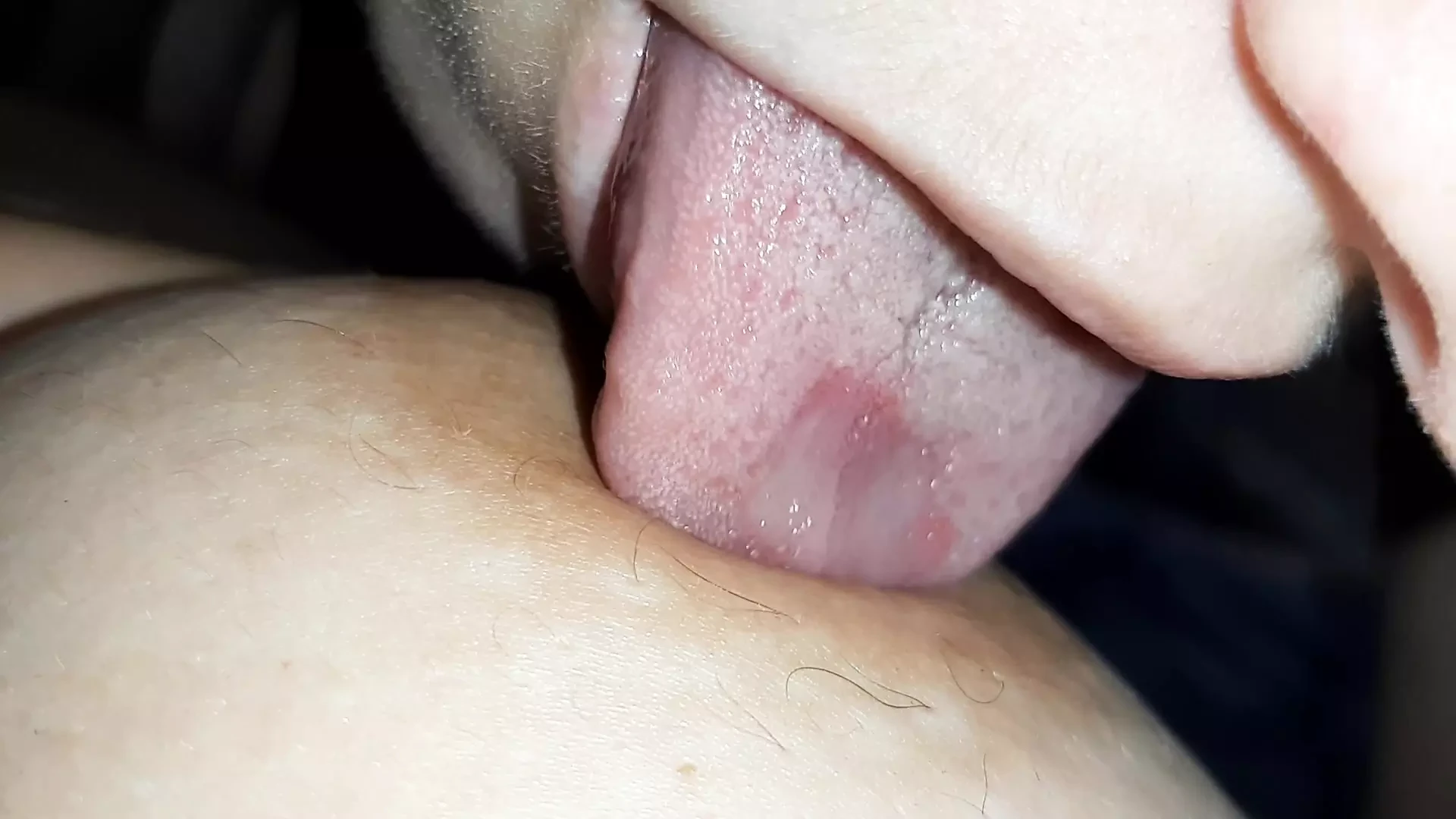 Threesome lesbian panas dengan menjilati, mencium, mengisap, menggigit puting