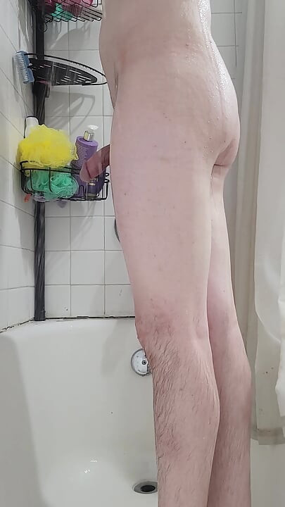 Femboy Twink tuširanje + losion dok nosi tangice