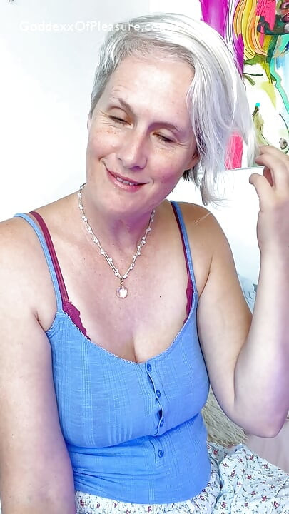 Best Friend's Mom Rate My Cock and Gave Me JOI