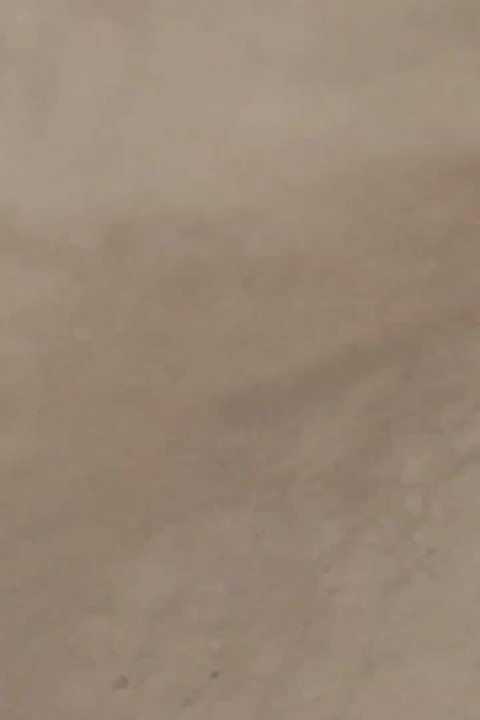 شاب بزب كبير لديه هزة جماع ثلاثية في المرآة.