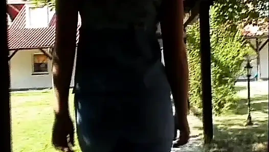 Крошка с короткой стрижкой с большими сиськами берет из задницы в рот