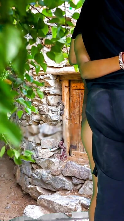 Sokakta sikişirken yakalandı. Açık havada seks Hintli köylü kız erkek arkadaşıyla sert sikişiyor xxx video