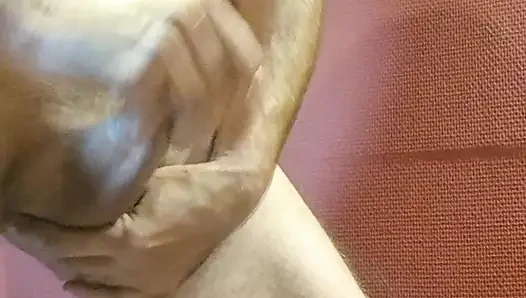 Banyoda yarağımı sıvazlıyorum