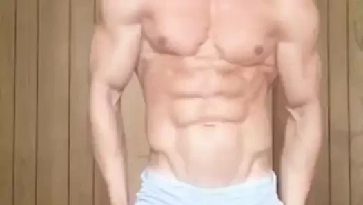 yırtık kaslı adam poz verdi