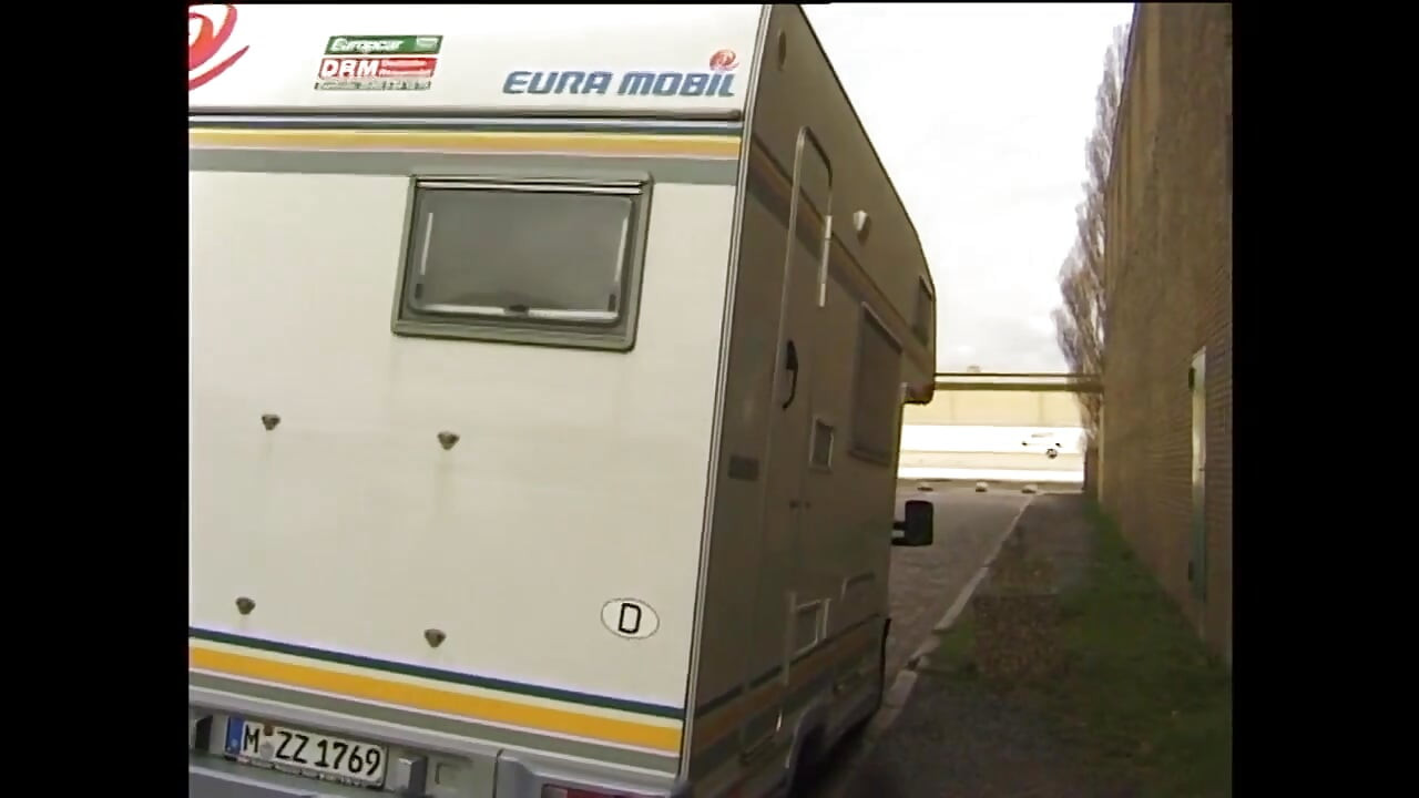 Seks w samochodzie z blond puma, która lubi koniec twarzy