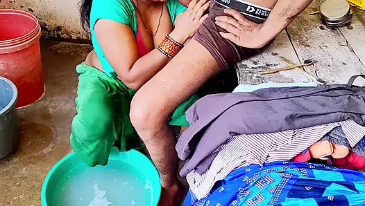Desi bhabhi ne  bathroom me land chusha