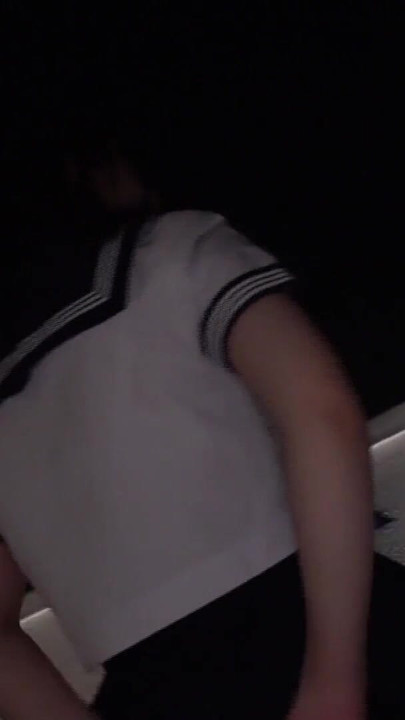 Saf ve masum, siyah saçlı, liseli kız kıyafeti, güzel kız, dölleme 4 | Klip 1