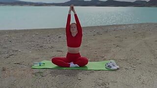Elle fait du yoga et étirement Nerby Beautiful Lake