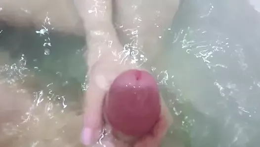 Adolescente masturba novio en bañera caliente