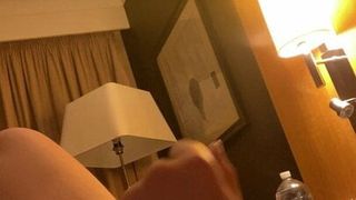 Późna noc masturbuje się w hotelu