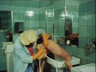 Enema clásico en el baño del club