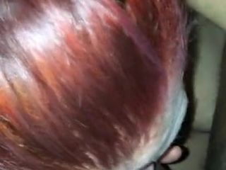 Si rambut merah seksi memberikan blowjob untuk bbc