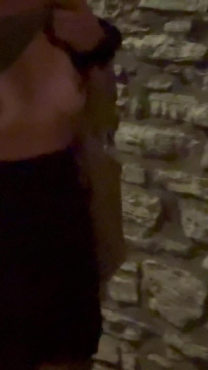 Siit en una mesa en esta blusa atrajo la atención a la gente de alrededor, me sentí extremadamente sexy esta noche | Clip 1