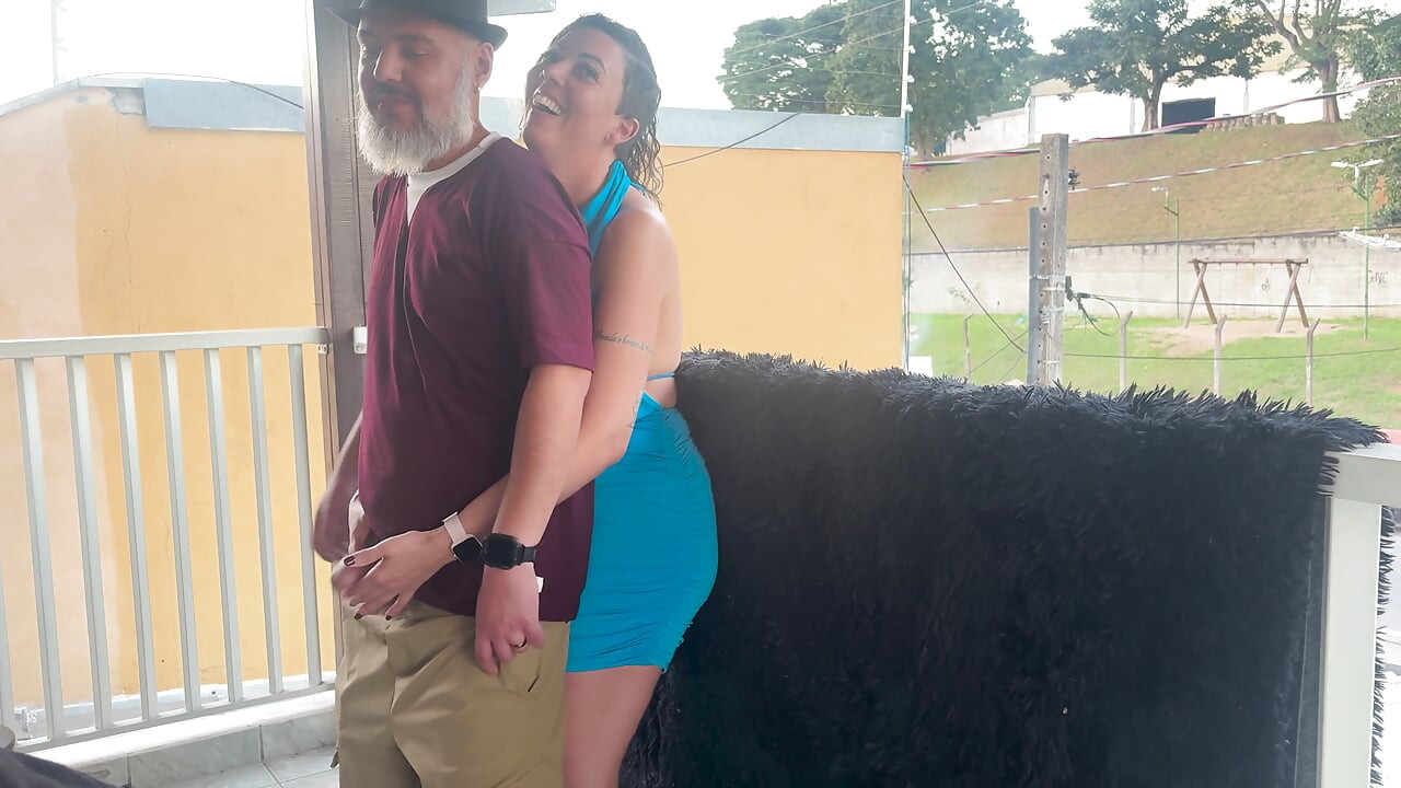 Estranhos curtindo na varanda durante a festa.
