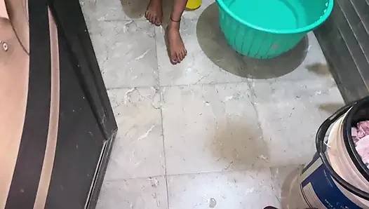 Pacarku lagi cuci memek sempitnya. Di depanku. Tidak malu. Aku menyetubuhinya.