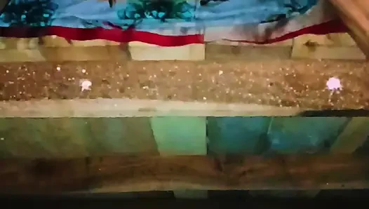 Sister-in-law's bad fucking and spreading both her legs, put the whole penis and took out the piss from the pussy.