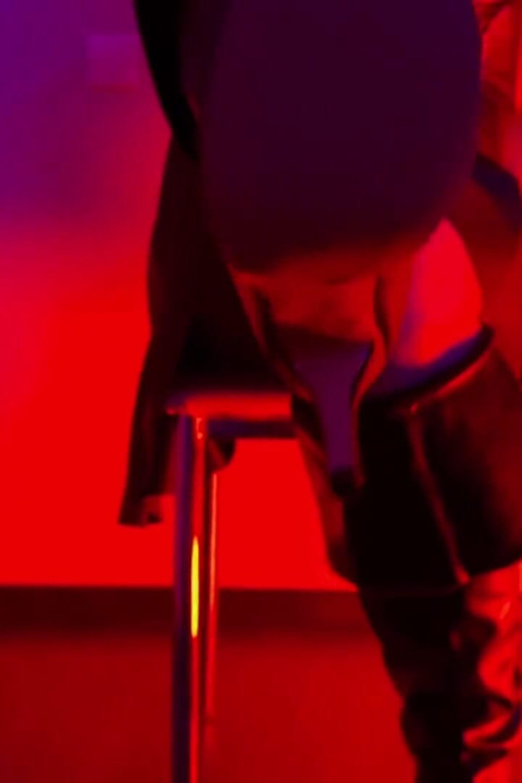 Slawische Trance-Dominna demütigt Sklave