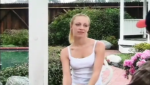 Heiße brünette und blonde schätzchen in intensiven fingersessions