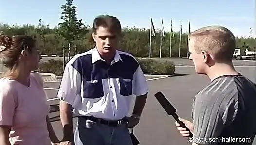 Otoparkta bir çifte yaklaştı