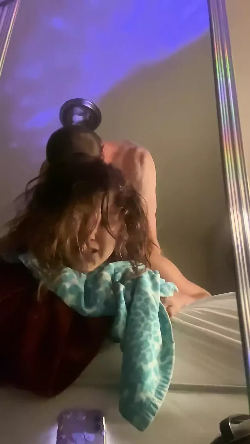 他狠狠地操我，我的眼睛卷回来，我喷遍他的鸡巴