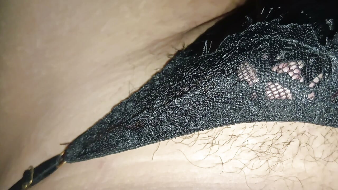 Correrme en las bragas negras de satén sin lavar de mi hermanastra mientras flexiono sus otras tangas y tangas de seda y satén