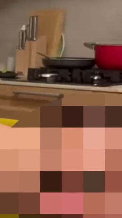 Na cozinha, de quatro, ela lambe e depois mete os dedos | Clipe 1
