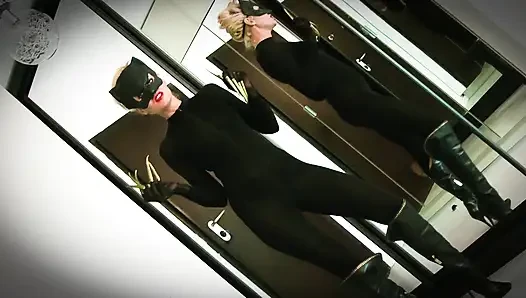 Batman Kedi kadın çizmelerine tapıyor