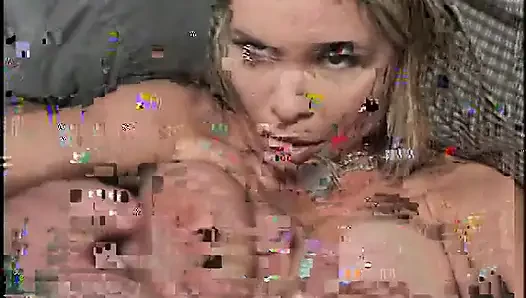 Blonde milf mit erstaunlichen hupen wird nach hardcore-tittenfick doggystyle geritten