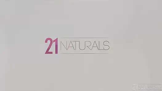 21 naturals - pantat ivi rein si cewek hot ini dientot habis-habisan sampai dicrot sperma hangat