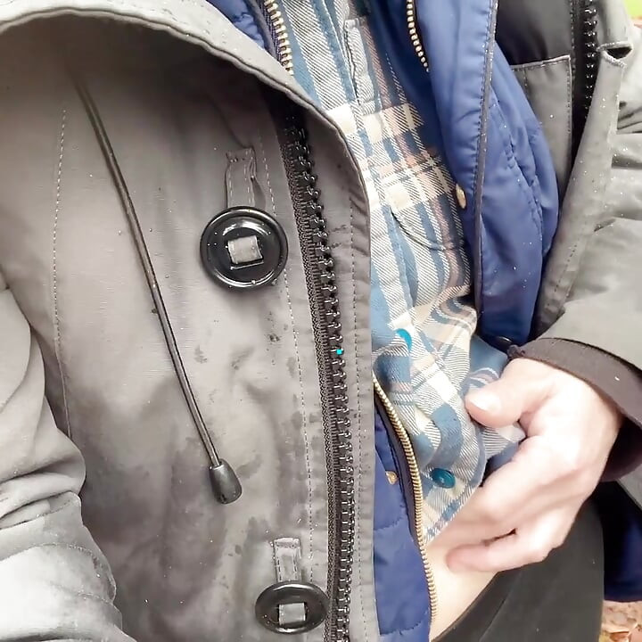 Punci pisilő víz a sziklán