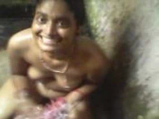 Desi meisje zuigen tijdens het baden en vriendje gevangen genomen