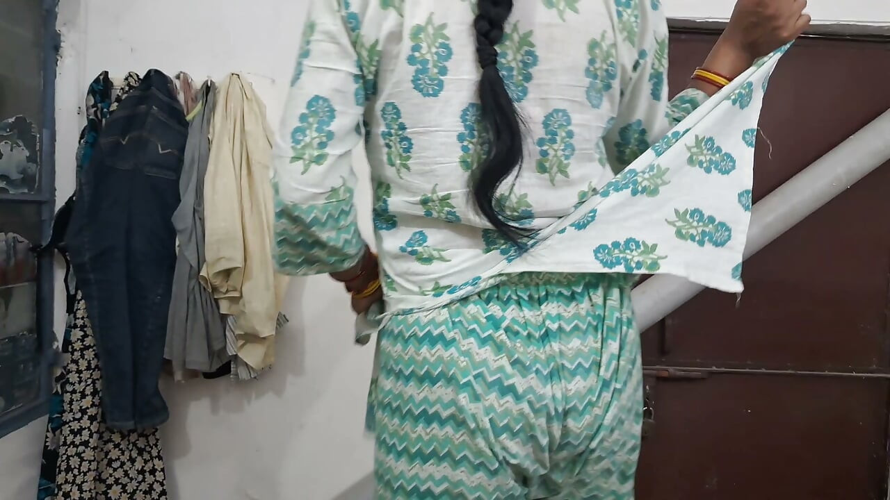Heiße indische Desi Bhabhi saugt an einem großen indischen Schwanz, bis er in ihrem Mund abspritzt – Full Video HD