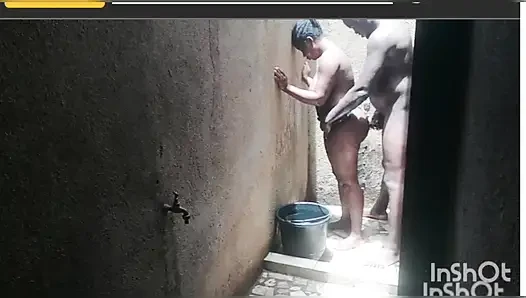 Cinta diam-diam di kamar mandi Afrika
