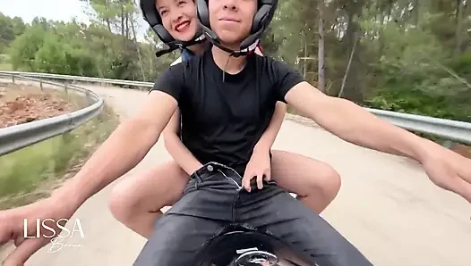 Motosiklette üvey erkek kardeşimin sikini çıkarıyorum
