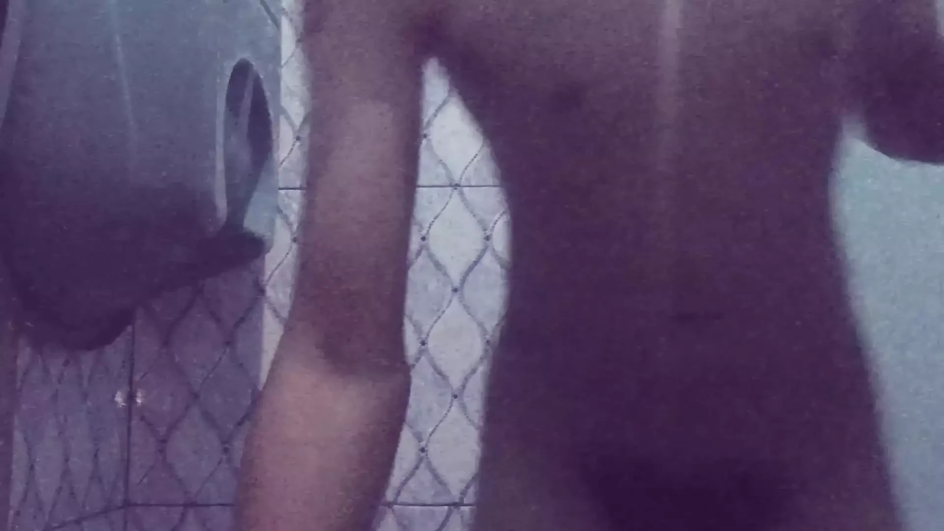 彼の大きなペニスを浴びるときの男は狂っています