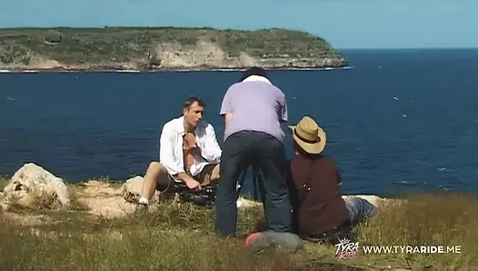 Sarışın tropikal yetişkin sırasında uçurumda açık havada sakso çekiyor